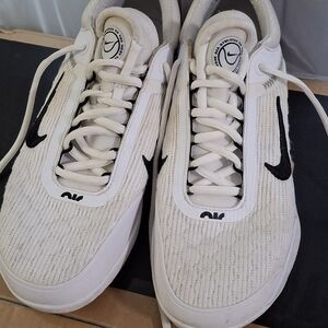 NIKE 🔥White, Cream and Black Sneakers In Perfect Condition !